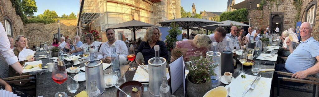 Mitglieder des Lions Club beim Spargelessen auf der Sonnenterrasse hinter dem Deutschen Eck