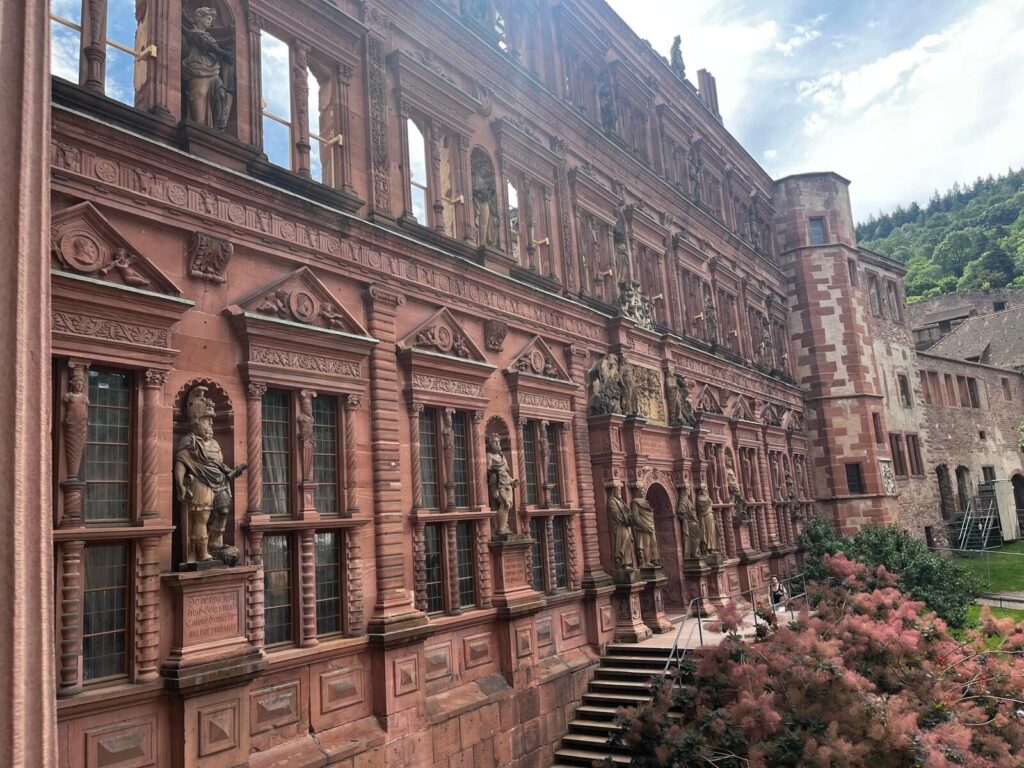 Prachtvolle Renaissancefassade des Heidelberger Schlosses aus rotem Sandstein