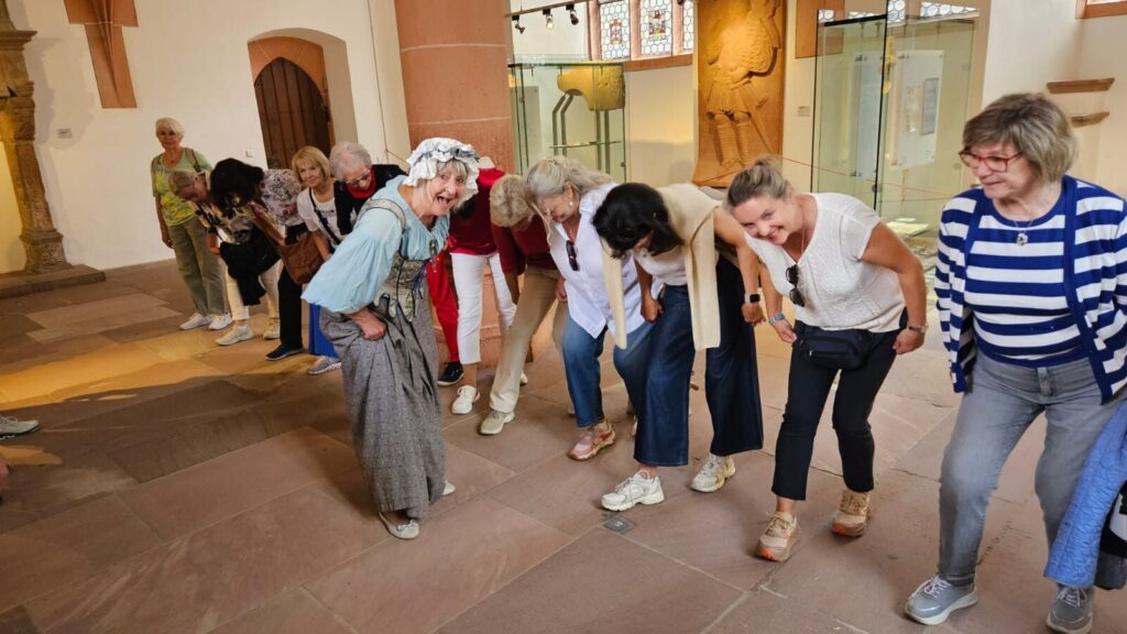 Gruppe von Frauen bei spielerischer Aktivität in einem Museum